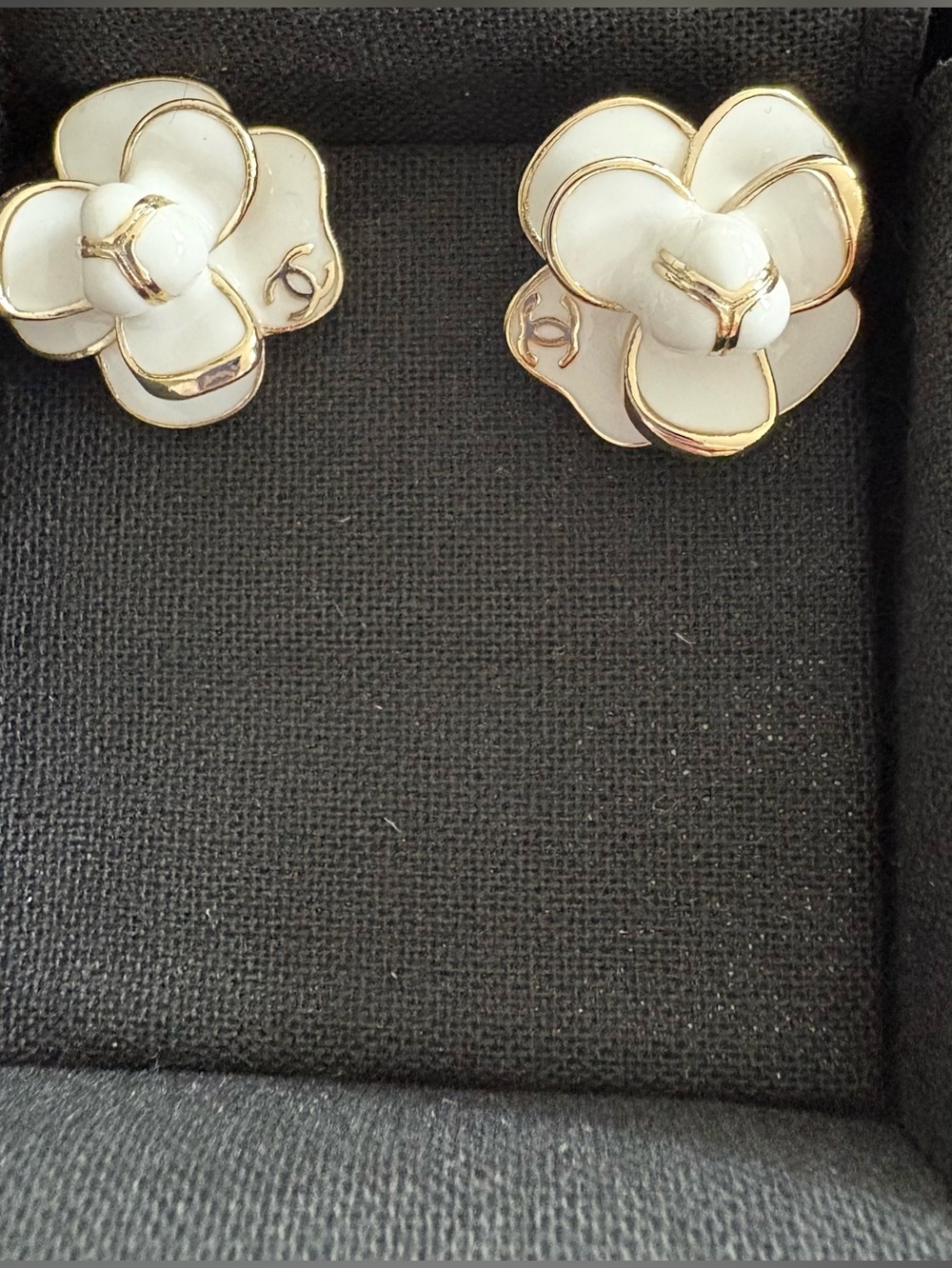 CHANEL White Camellia Flower Earrings with the box&bag.  20mm